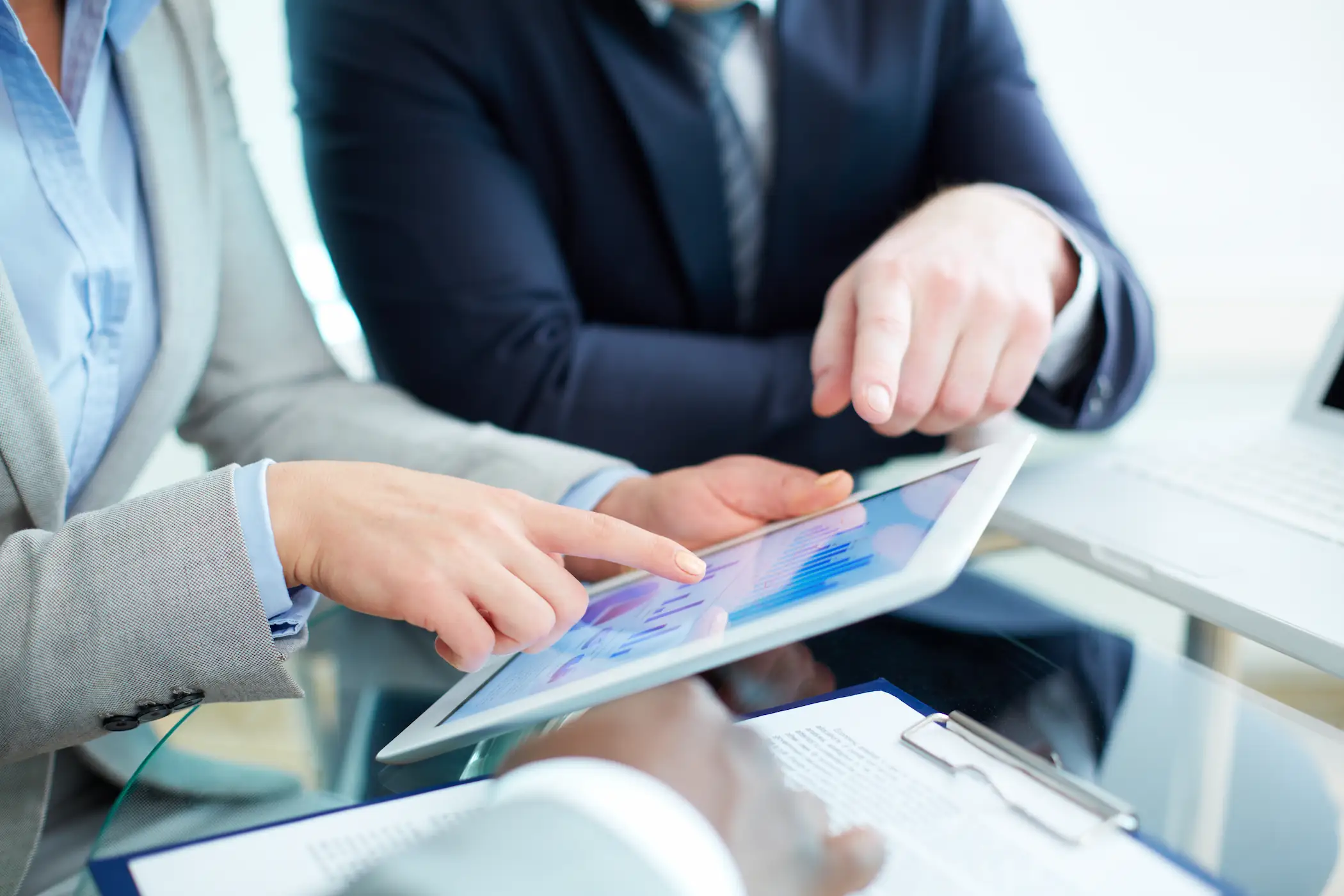 Un grupo de empresarios en Tijuana usando una tableta para soluciones tecnológicas.